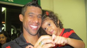 Léo Moura com a filha Isabella.(Imagem:Janir Junior/Globoesporte.com)