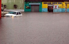 Carro quase encoberto e lojas que ficaram no prejuízo(Imagem:Cidade verde)