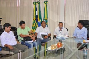 Prefeito Joel Rodrigues e representantes da Construtora Jurema.(Imagem:SECOM)