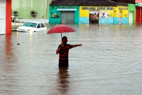 Homem se arrisca na água(Imagem:Cidade verde)