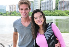 Vinícius e Quim vão instalar câmera escondida no quarto de Rafa e divulgar vídeo na faculdade.(Imagem:Divulgação/TV Globo)