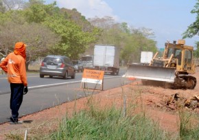 Vazamento em tubulação forma jato de água em cruzamento de Teresina.(Imagem:Divulgação)