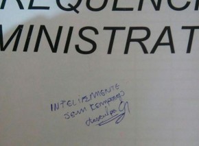 Escola é arrombada e bandidos deixam bilhete: 