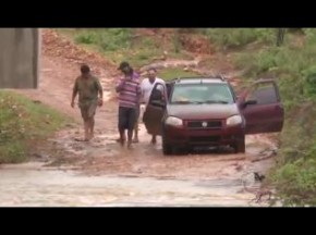 Estradas foram destruídas, deixando muitas comunidades rurais isoladas.(Imagem:Reprodução)