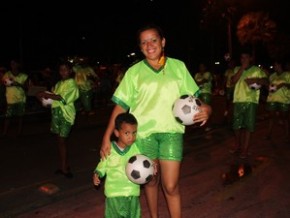 Rosinha Cardoso levou o filho Bred da Silva, de três anos.(Imagem:Ellyo Teixeira/G1)