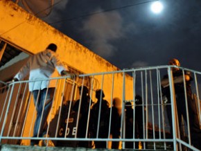 Policiais cercam casa onde jovem é mantida refém nesta madrugada(Imagem:Divulgação/Ascom/SSP-SE)