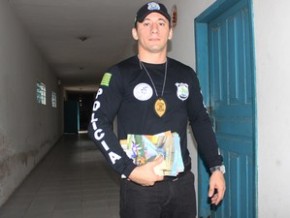 Marcos Furtado, agente penitenciário, fez doações de alguns livros.(Imagem:Patrícia Andrade/G1)