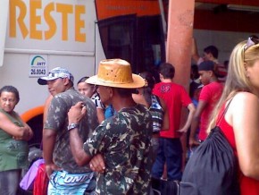 Terminal rodoviário de Floriano está pequeno para tanta gente(Imagem:Léo Miranda)