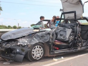 Condutor do Gol preto teve fratura exposta e ficou preso às ferragens.(Imagem:Fernando Brito/G1)