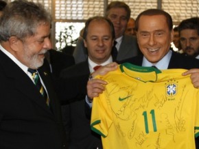 Lula deu uma camisa da seleção brasileira de presente para Berlusconi(Imagem:por Ricardo Stuckert)