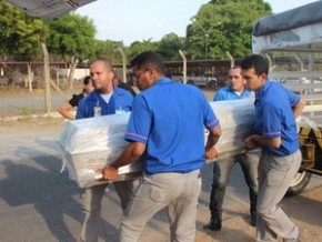 Caixões chegaram em Teresina e foram levados ao interior do Piauí.(Imagem:Ellyo Teixeira/G1)