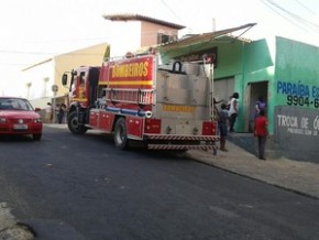 Incêndio aconteceu na avenida Joaquim Ribeiro.(Imagem: Washington Franklin/G1)