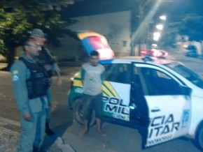 Homem é presos suspeito de assaltar taxista.(Imagem:Divulgação/Polícia Milirtar)