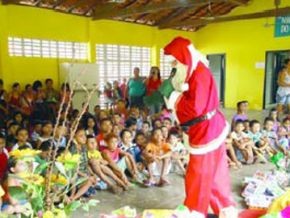 ESCOLA MARIA DO Ó | Papai Noel em momento de entrega de presentes na cidade de Altos(Imagem:Reprodução Jornal MN)