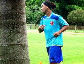 Ronaldinho Gaúcho treina sem sorriso no rosto.(Imagem:Janir Junior / GLOBOESPORTE.COM)