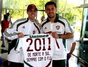 Fred posa para fotos com torcedor.(Imagem: Nelson Perez / FluminenseF.C)