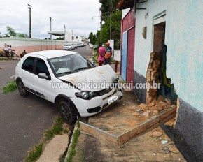  Carro perde o controle ao ser atingido por outro e invade residência em Uruçuí.(Imagem:Notíciasdeuruçuí)