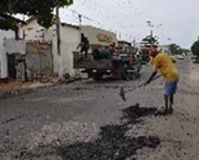 homens trabalham na operação tapa-buraco(Imagem:Secom)