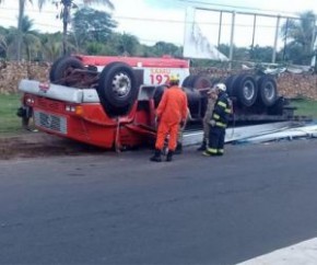 Caminhão carregado tomba na rotatória da Usina Santana na BR-343.(Imagem:Corpo de Bombeiros)