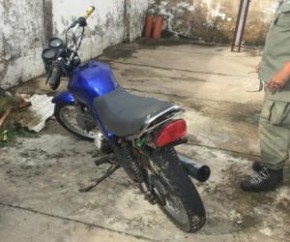 Homem foge da Polícia Militar e abandona a moto no Coqueiro da Praia.(Imagem:CIPTUR)