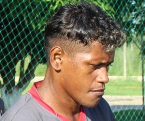 Zagueiro Índio foi contestado por torcida, mas ganhou apoio do técnico e continua titular.(Imagem:Abdias Bideh/GloboEsporte.com)