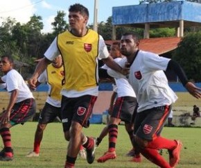 Roberto Jacaré (de amarelo) mostra confiança para semi.(Imagem:Emanuele Madeira/Globoesporte.com)