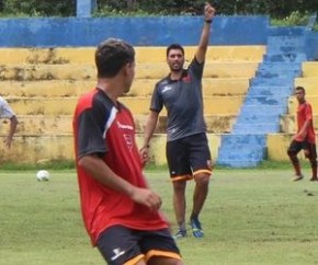 Athirson comanda treino com foco na pontaria dos atletas.(Imagem:Daniel Cunha)