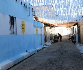 Em protesto contra corrupção, morador pinta rua com cores da Argentina para Copa 2018.(Imagem:CidadeVerde.com)