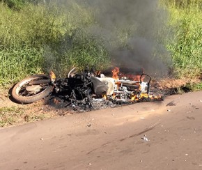 Moto incendeia em acidente na BR-135 que deixou dois mortos.(Imagem:PRF)