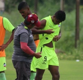 Rodrigo Tiuí leva pancada e sai de treino com dores.(Imagem:Stephanie Pacheco)