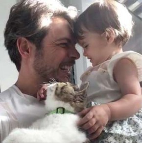 Luigi Baricelli e neta brincam com gatinho e vídeo viraliza(Imagem:Instagram)