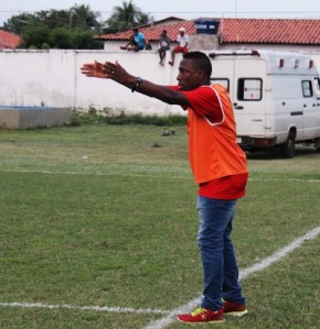 Paulo Isidoro, treinador do Caiçara, reclama de pênalti.(Imagem:Emanuele Madeira/GloboEsporte.com)