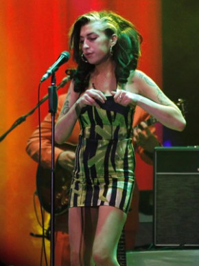 Amy Winehouse durante show em Belgrado.(Imagem:AP)