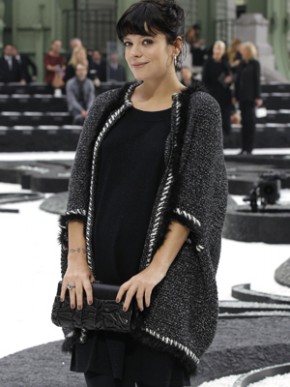 Lily Allen fotografada durante a Semana de Moda de Paris, no início de outubro, quando entrava no quinto mês de gravidez. (Imagem:(Foto: Reuters))