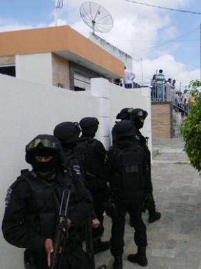 Policiais de elite cercam casa onde jovem é mantida refém há 24 horas(Imagem:G1)