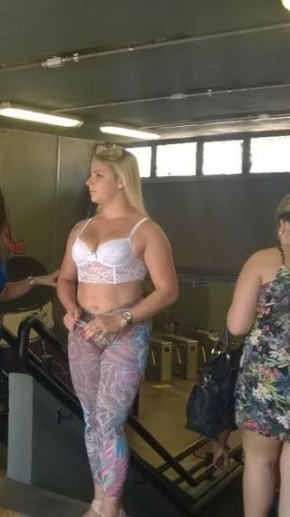 Heliane Thiesen com a roupa que usava no dia da confusão.(Imagem: Arquivo Pessoal / Divulgação)