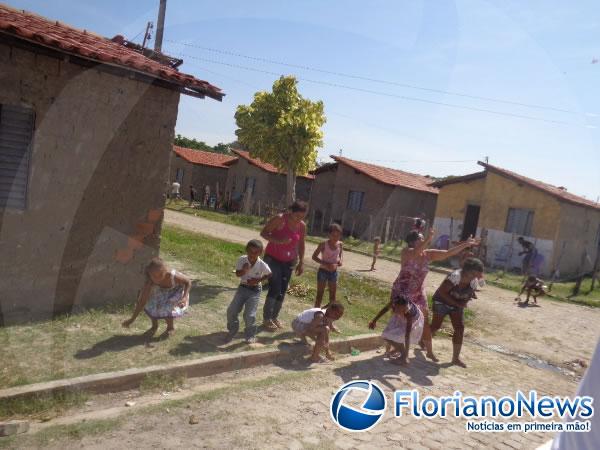 Distribuição de bombons marca o Dia das Crianças em Floriano.(Imagem:FlorianoNews)