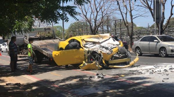 Carro de luxo pegou fogo e ficou parcialmente destruído após bater em ônibus em Teresina.(Imagem:Lorena Linhares/G1)