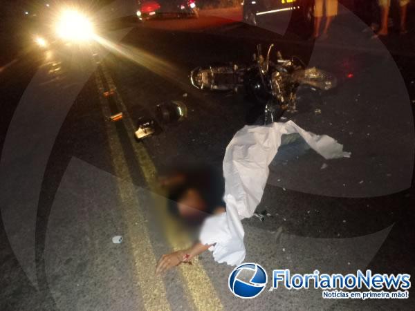 Colisão frontal entre moto e carreta deixa um morto na BR-230.(Imagem:FlorianoNews)