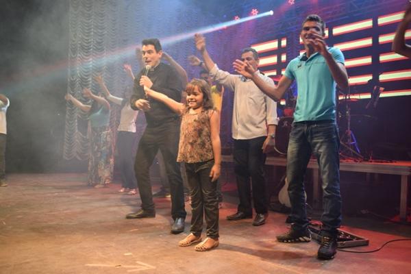 Pe. Juarez de Castro faz show em Floriano(Imagem:Waldemir Miranda)