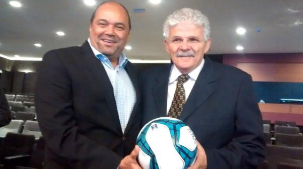 Breno Morais e o vice-presidente do ABC, Leonardo Arruda(Imagem:Expedito Madruga)