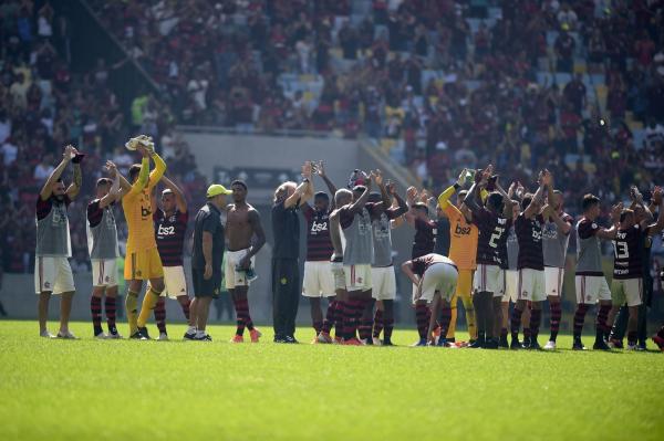 Jogadores do Flamengo na saudação aos torcedores após a goleada sobre o Goiás.(Imagem:André Durão)