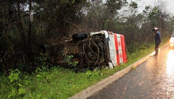 Motorista perde controle da direção e tomba ambulância na BR 343.(Imagem:Piracuruca Ao Vivo)