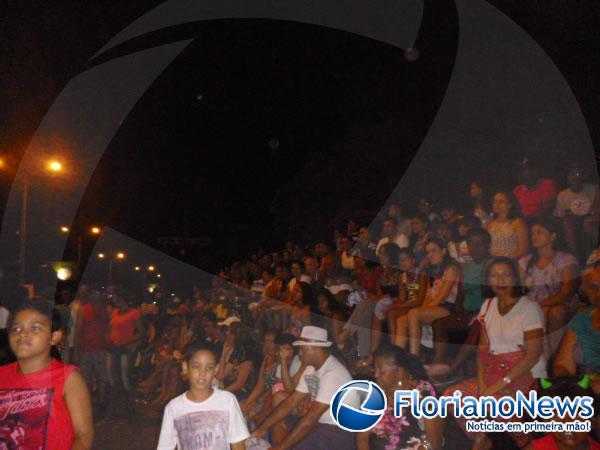 Desfile das escolas de samba atrai grande público no último dia de Carnaval em Floriano.(Imagem:FlorianoNews)