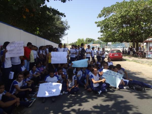 Alunos e professores do colégio Estadual realizaram protesto.(Imagem:FlorianoNews)