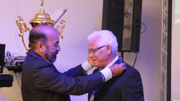 José Lima, presidente do Parnahyba, recebe a medalha de campeão, durante a festa do Piauiense 2013, do presidente da FFP, Cesarino Oliveira.(Imagem: Josiel Martins)