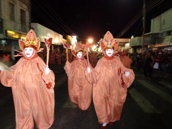 Desfile das escolas de samba agitam último dia de carnaval em floriano.(Imagem:FlorianoNews)