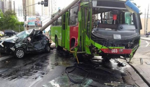 Motorista fica preso às ferragens em grave acidente com ônibus e carro.(Imagem:Reprodução)