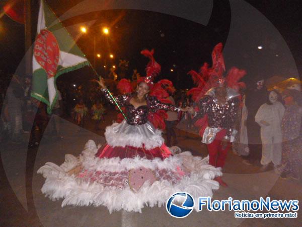 Desfile das escolas de samba atrai grande público no último dia de Carnaval em Floriano.(Imagem:FlorianoNews)