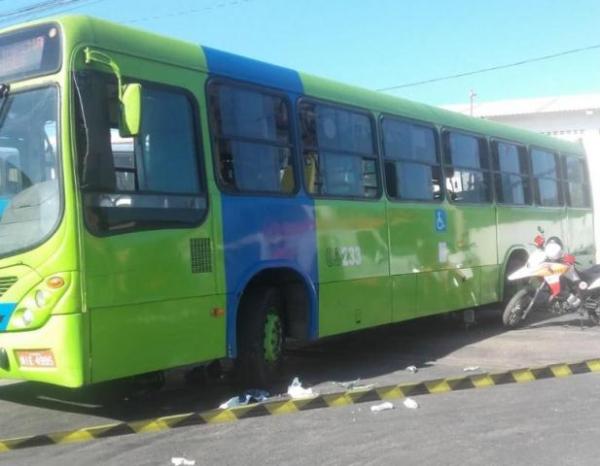 Motociclista vai parar embaixo de ônibus em acidente em Teresina(Imagem:Divulgação/Whatsapp)